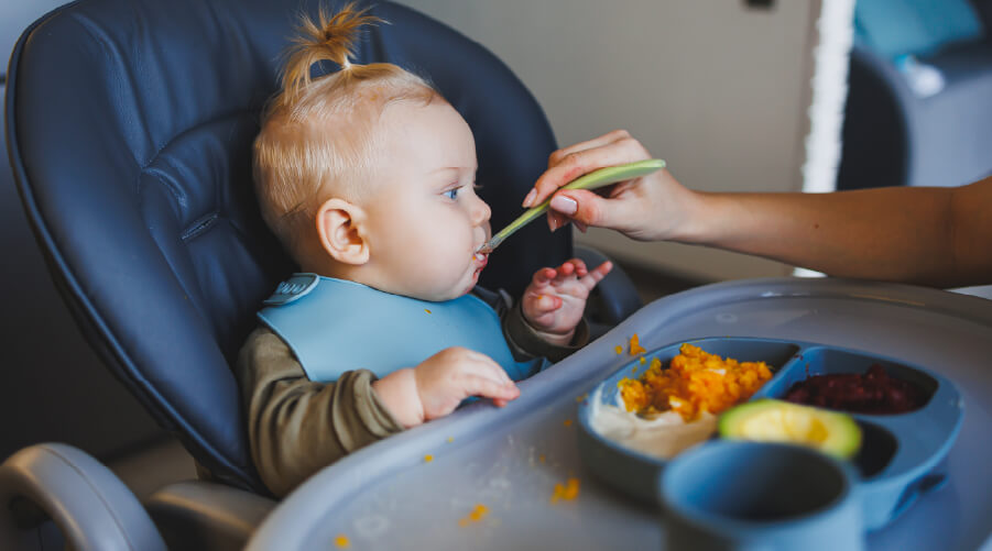 La alimentación complementaria es el proceso mediante el cual el bebé inicia la incorporación de nuevos alimentos, respetando su ritmo, sus necesidades nutricionales y su desarrollo. A través de prácticas adecuadas, se fortalecen hábitos saludables, la relación con la comida y el bienestar de toda la familia desde los primeros años de vida.