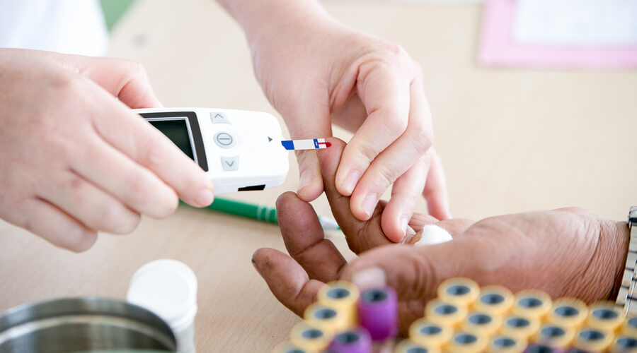 ¡Bienvenido a este espacio! hablaremos sobre qué es la diabetes, los tipos que existen, y los síntomas o cambios que se pueden experimentar en el cuerpo. Además, aprenderás cómo se hace el diagnóstico de esta condición.