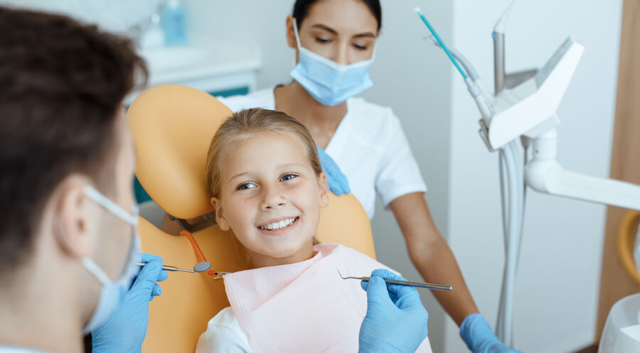 En este espacio trataremos un tema muy importante que es la salud bucal de los niños. Es fundamental cuidar su salud bucal desde temprana edad para garantizar un desarrollo oral adecuado a lo largo de su crecimiento.