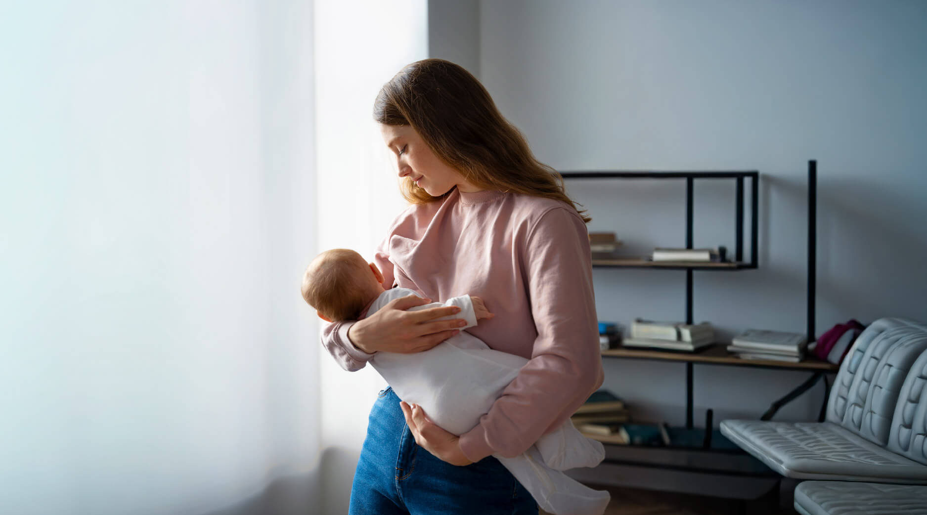 Este curso te guiará en el proceso de la lactancia humana y los cuidados básicos del recién nacido. Aprenderás a alimentar a tu bebé a libre demanda, reconociendo sus señales de hambre y logrando un agarre correcto para evitar el dolor. También cubriremos los cuidados esenciales, como el baño y el cuidado del cordón umbilical, así como las señales de alarma importantes.