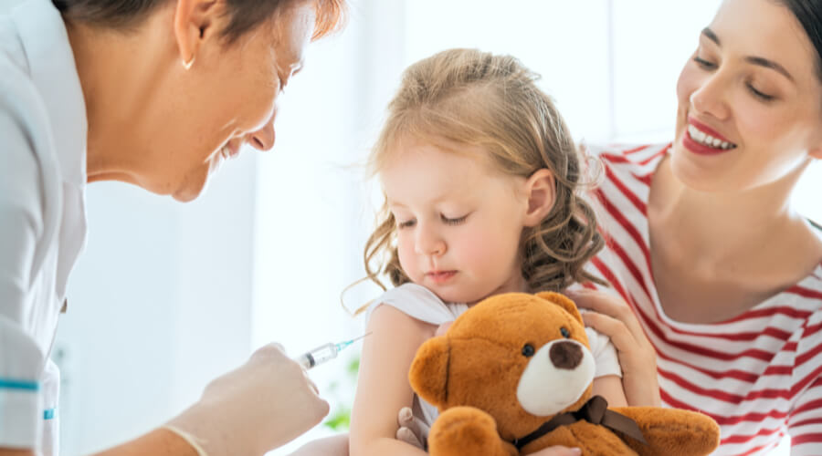 ¡Bienvenido al curso de vacunación! Este programa integral está diseñado para proporcionarte los conocimientos y habilidades necesarios para entender y promover la importancia de la vacunación en la salud. A través de módulos interactivos, aprenderás sobre los diferentes tipos de vacunas, esquemas y otros.