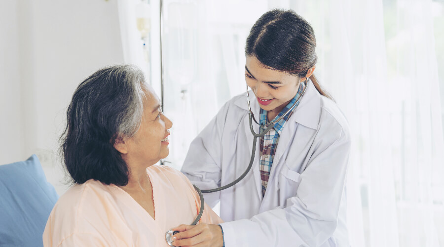Explora cómo prevenir y manejar la insuficiencia cardíaca, con énfasis en su relación con la diabetes. Aprende sobre el funcionamiento del corazón, factores de riesgo y síntomas. Incluye recomendaciones prácticas para llevar un estilo de vida saludable, como actividad física, alimentación balanceada y control del estrés, destacando la importancia de las consultas médicas regulares y la detección temprana de complicaciones.