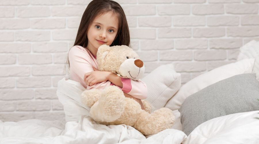 El maltrato infantil se define como cualquier acción que cause daño o sufrimiento a un niño, niña o adolescente, ya sea físico, emocional o sexual. Puede presentarse en diversos contextos, como el hogar, la escuela, la comunidad o cualquier otro ámbito en el que el menor se desenvuelva. <br>La protección de los niños y la prevención de cualquier tipo de violencia en su contra es de vital importancia para asegurar su bienestar físico, emocional y psicológico. Es responsabilidad de toda la sociedad garantizar entornos seguros y protectores para ellos. Te compartimos información sobre la importancia de prevenir la violencia contra los niños, denunciar casos y garantizar su seguridad