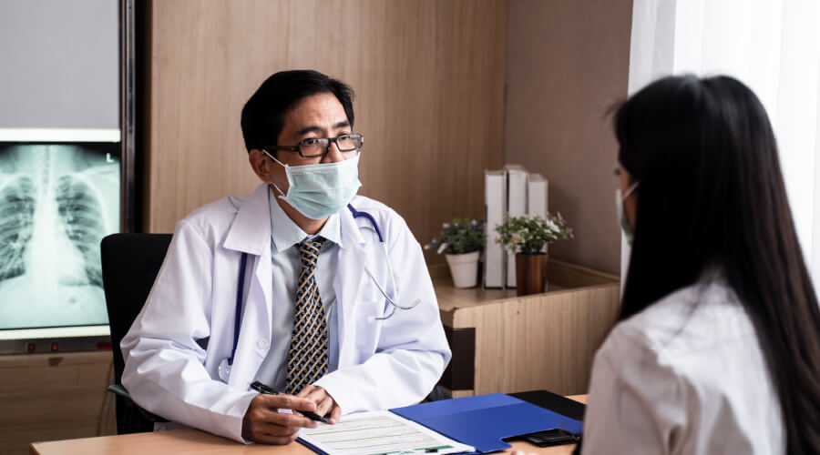 ¿Tu hijo tiene diarrea y no sabes qué hacer? ¿Quieres bajar la fiebre y no sabes si estás haciéndolo bien o estas empeorándola? ¿Te están afectando los cambios de clima y tienes síntomas respiratorios? ¡Aquí te acompañamos para que sepas cómo actuar!<br>Los signos y síntomas en salud se refieren a las manifestaciones físicas, mentales o emocionales que pueden indicar la presencia de una enfermedad o condición médica. Queremos darte recomendaciones de la mano de nuestros expertos, para que sepas qué hacer y qué no hacer cuando estos lleguen.